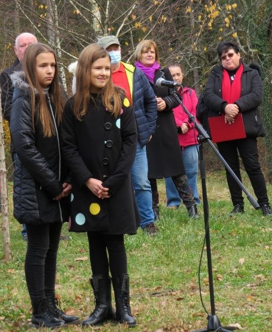 Na spominski svečanosti na Lokvah nastopili tudi šestošolki Eva in Pia Plut iz OŠ Loka Črnomelj